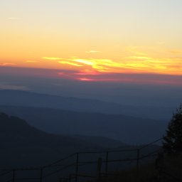 Paragliding in der Abenddämmerung