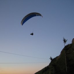 Paragliding in der Abenddämmerung