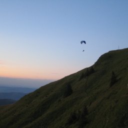 Paragliding in der Abenddämmerung