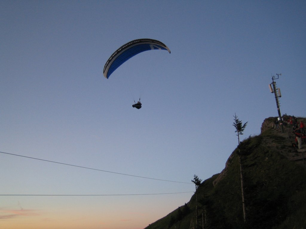 Paragliding in der Abenddämmerung